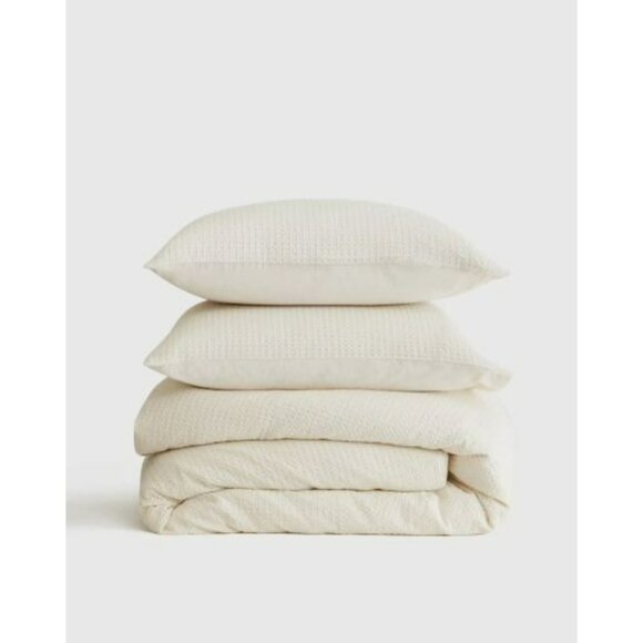NWOT Quince Undyed King Organic Luxe Honeycomb Duvet Cover Set w/ 2 Shams - Picture 1 of 5